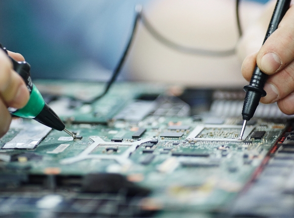 Kontrola a oprava elektronických dosiek s cieľom predchádzať chybám, nesprávnym meraniam, úrazom elektrickým prúdom a rizikám vznietenia v priemyselnej výrobe.