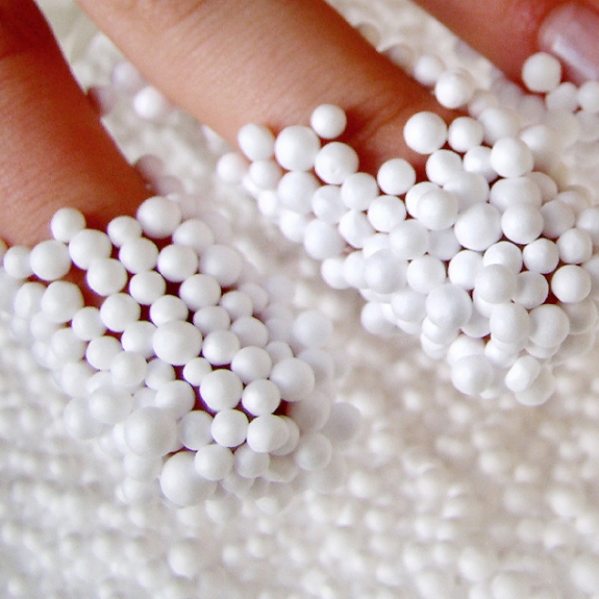 Akumulácia statického náboja v guľôčkach z expandovaného polystyrénu